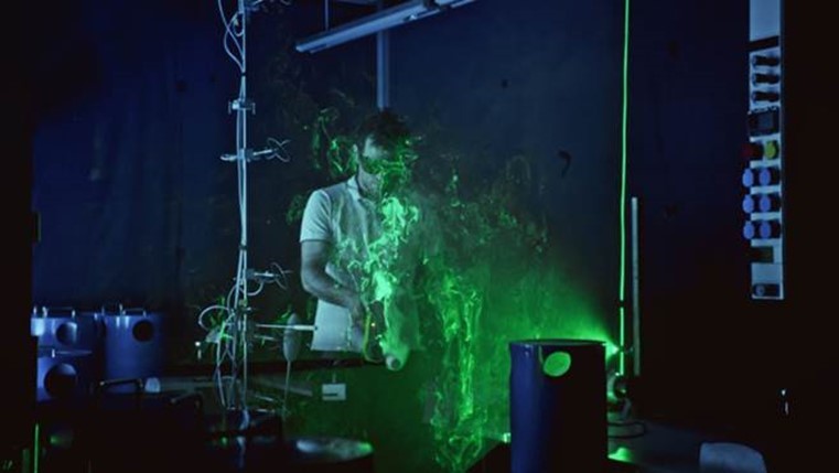 在 PEARL 项目期间,我们在位于楚格的试点实验室中,在一致且受控的条件下,对三种领先的通风系统进行了测试。我们通过热负载、智能传感器、气溶胶恢复测试与激光可视化等手段,对包括颗粒去除速度、用户舒适度及通风效率在内的九项性能指标进行了测量。