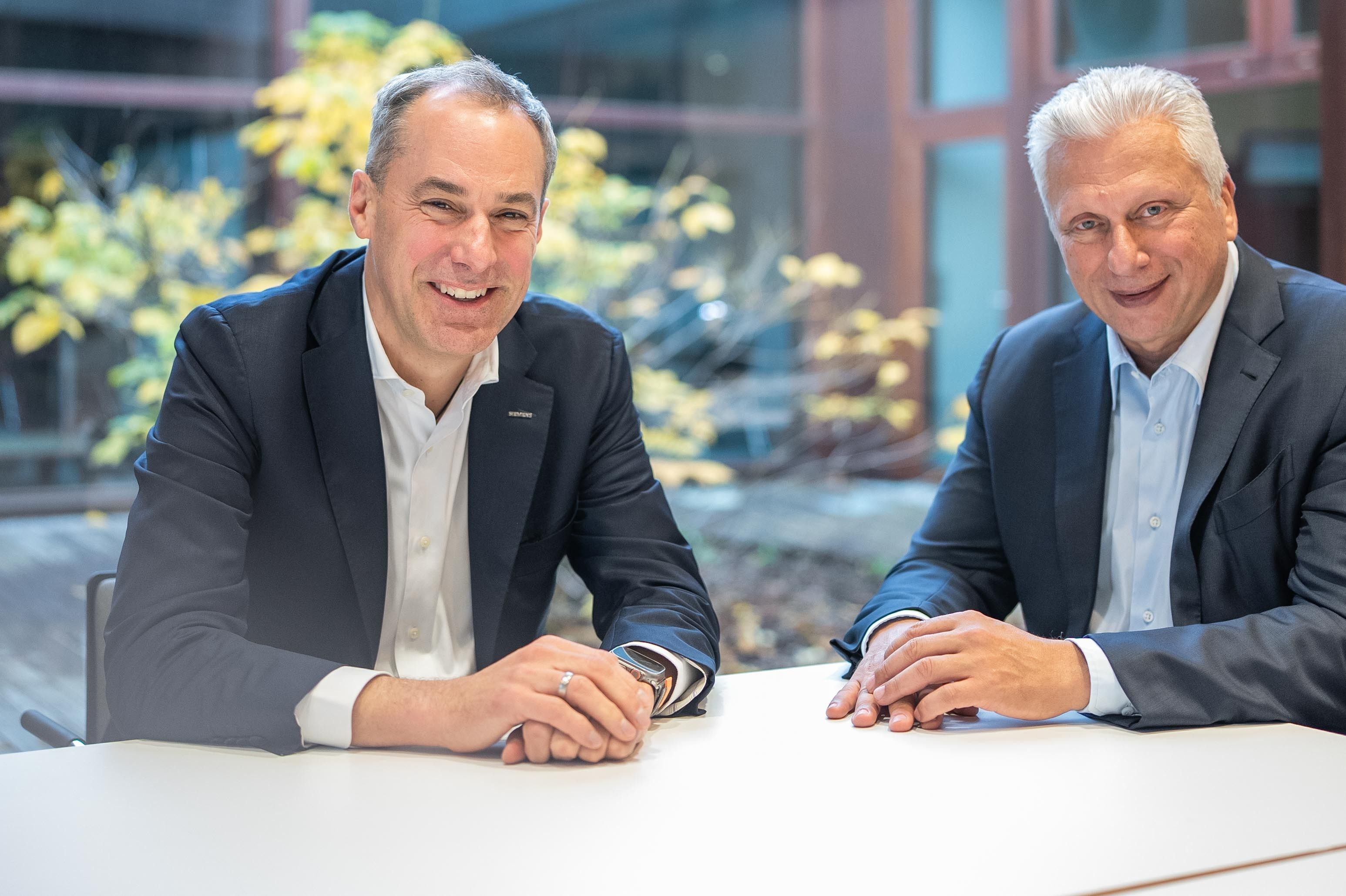 Siemens and Capgemini deepen partnership: (from left) Cedrik Neike, CEO of Digital Industries and  Member of the Managing Board of Siemens AG and Aiman Ezzat, CEO of the Capgemini Group  (Source: Siemens AG)